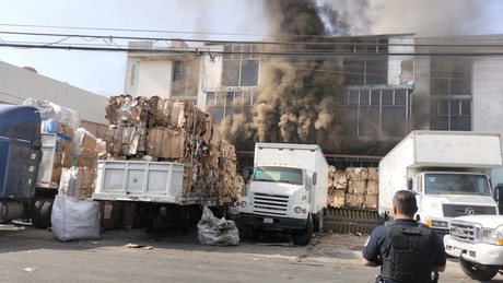 Atienden incendio en fábrica de cartón en Tlalnepantla