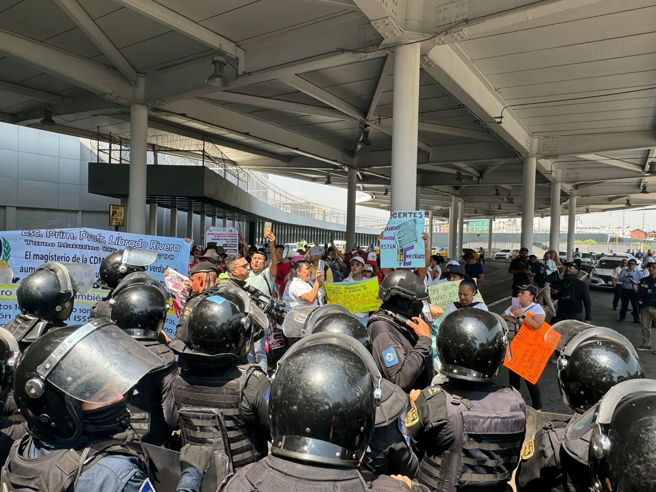 Elementos de la SSC evitaron la entrada de manifestantes a instalaciones del AICM. Foto: Ramón Ramírez