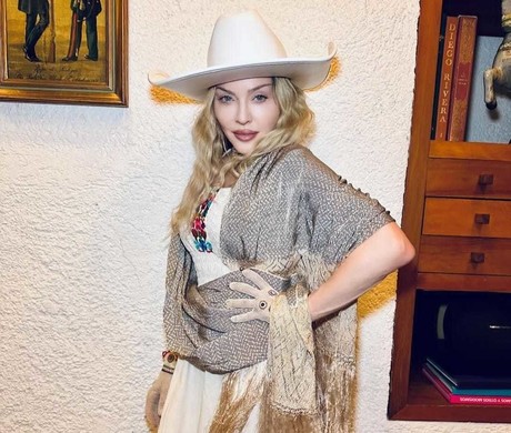 Madonna visita casa azul y presume ropa de Frida Kahlo portándola