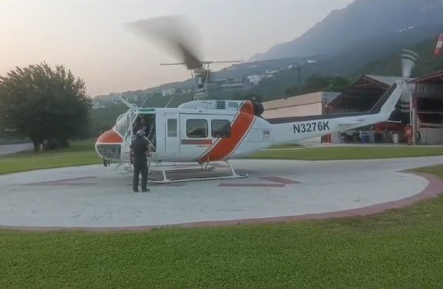 Helicóptero usado por las cuadrillas de Protección Civil Nuevo León, para combatir el incendio forestal que afecta la Sierra de Santiago. Foto: Protección Civil de Nuevo León.