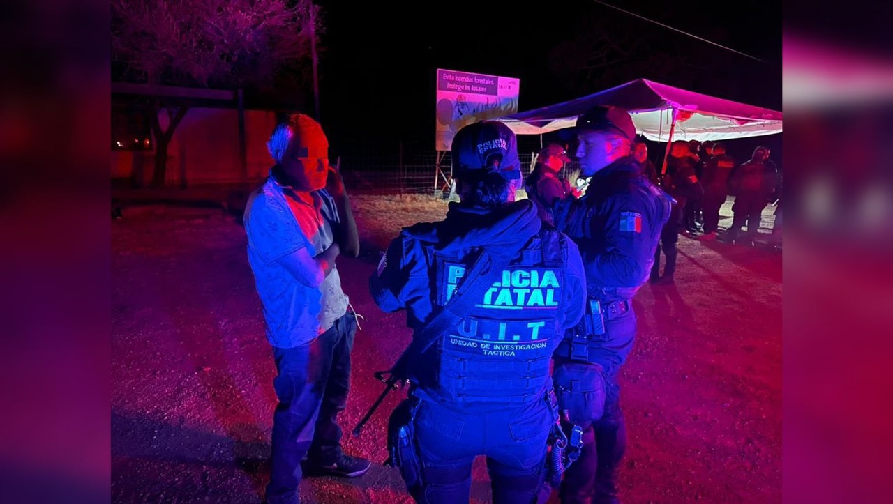 Imagen ilustrativa de dos oficiales de la Policía Estatal hablando con un ciudadano. Foto: Especial/POSTAMX.