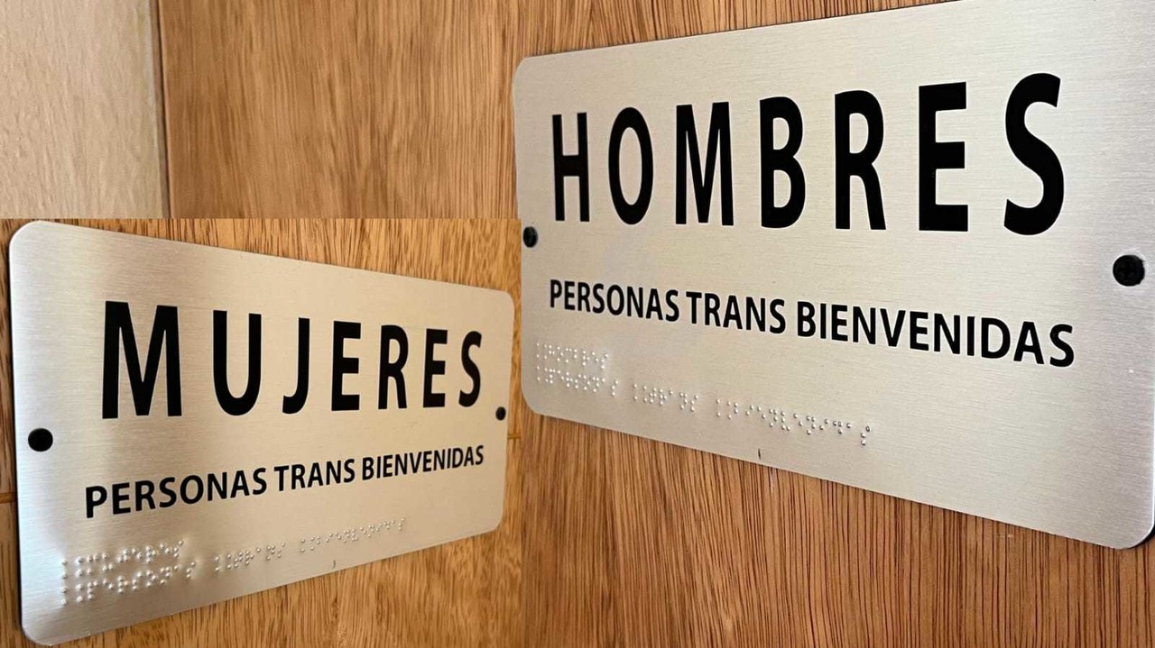 En las instalaciones del INE ubicadas en calle 5 de Febrero, Zona Centro, se observan estos letreros en los baños con la leyenda 'Personas Trans Bienvenidas'. Foto: Isaura Retana.