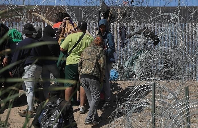 Migrantes siendo retirados del bordo del río Bravo por las autoridades mexicanas. Foto: Pulso SLP.