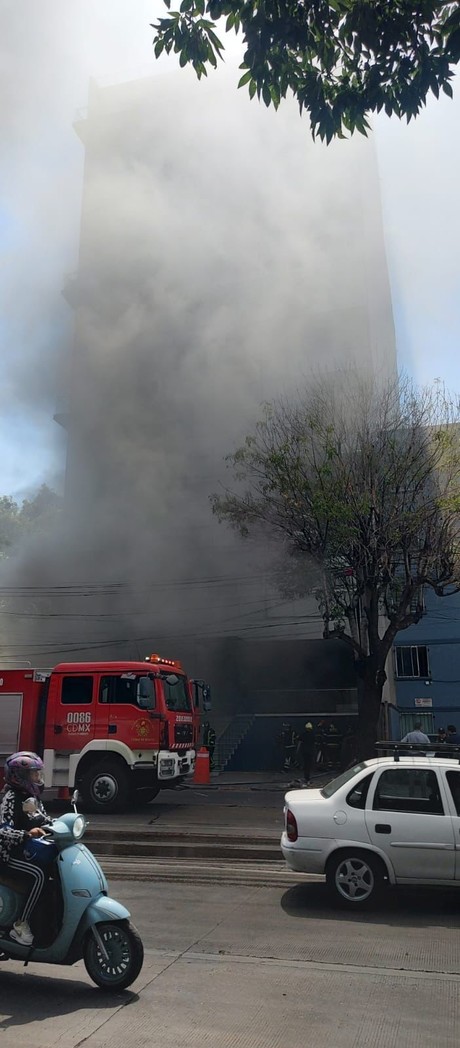 Arde subestación eléctrica y provoca incendio en la Miguel Hidalgo