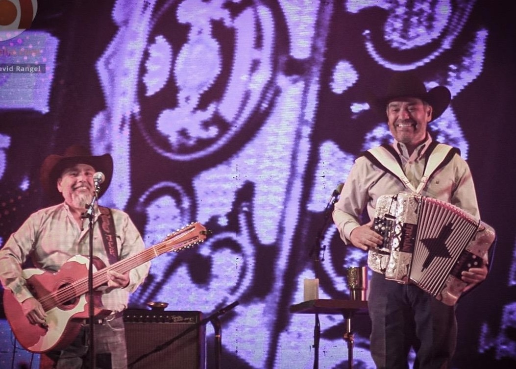 Ricky Muñoz desaíra a sus fanáticos durante un concierto en Michoacán Foto: Facebook