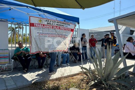 Bloquean docentes accesos a oficina central de la SEP en La Paz