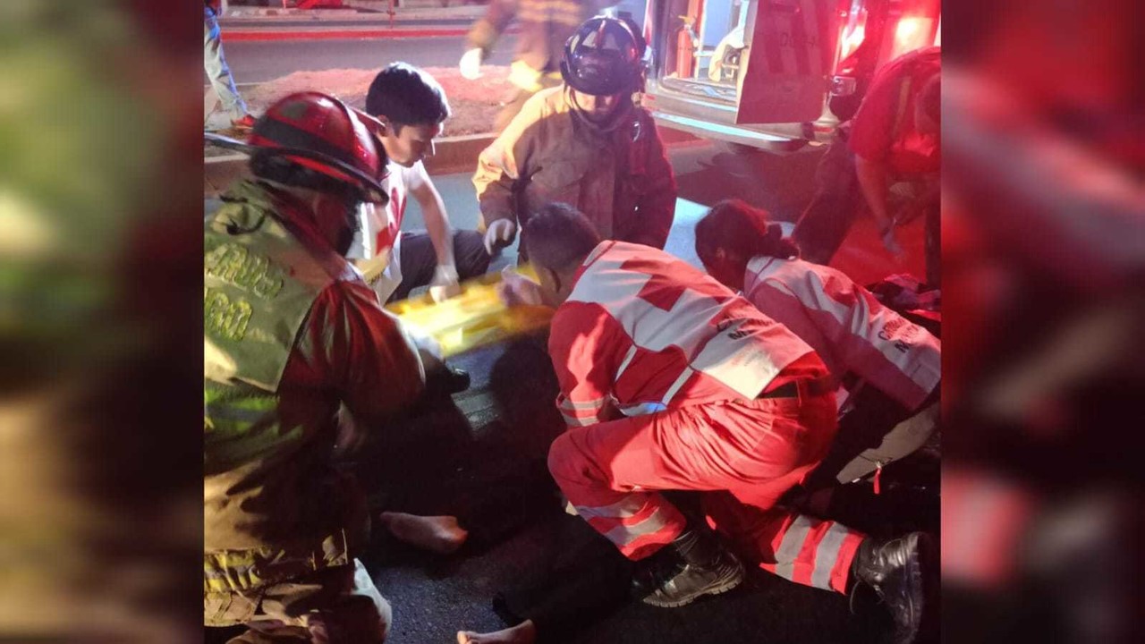 La mujer fue atendida por paramédicos de la Cruz Roja en el lugar del incidente. Foto: Especial/ POSTA Mx.