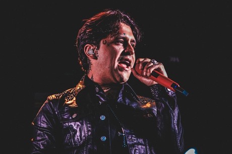 Christian Nodal inicia cinco horas tarde concierto en Méxicali
