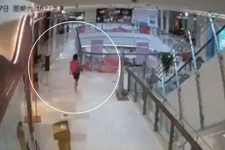 Mujer se lanza desde quinto piso en centro comercial (VIDEO)