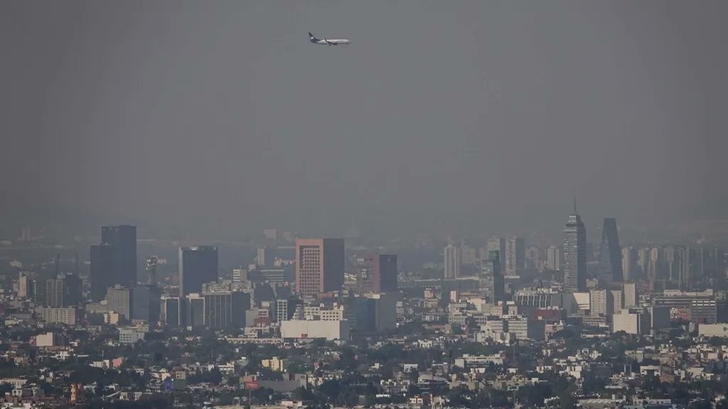 La Ciudad de México con Contingencia Ambiental. Foto: @ClaudiaShitbaum