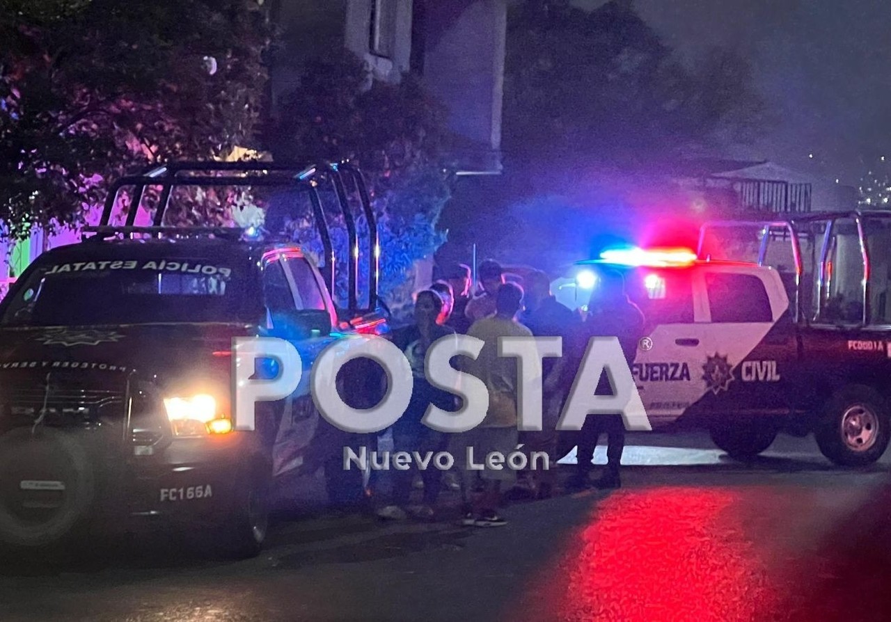 Patrullas de Fuerza Civil asegurando el domicilio donde ocurrió el ataque a la mujer y su hijo en Monterrey. Foto: Raymundo Elizalde.