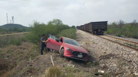 Vehículo se impacta contra ferrocarril en carretera Victoria - Monterrey