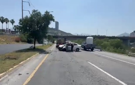 Choque deja un lesionado en el boulevard Antonio L. Rodríguez en Monterrey
