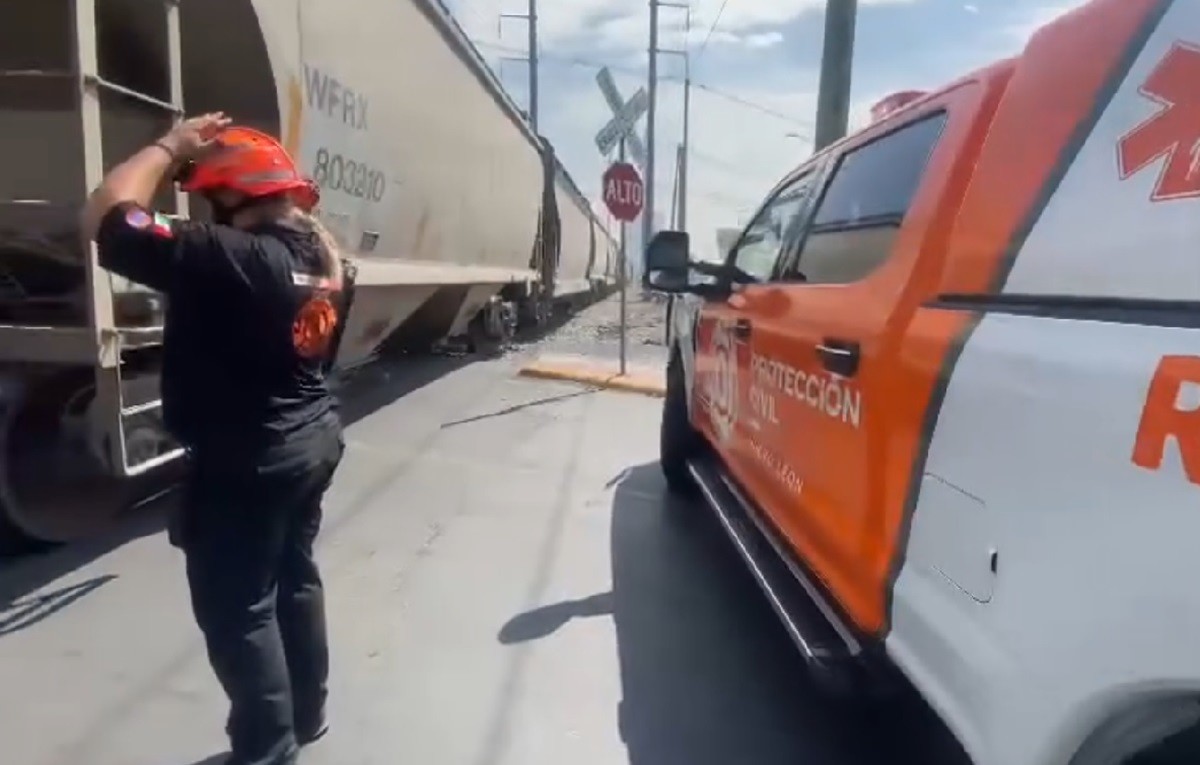 Elementos de Protección Civil de Nuevo León abanderan el área donde el tren impactó a un vehículo. Foto: Facebook Protección Civil de Nuevo León