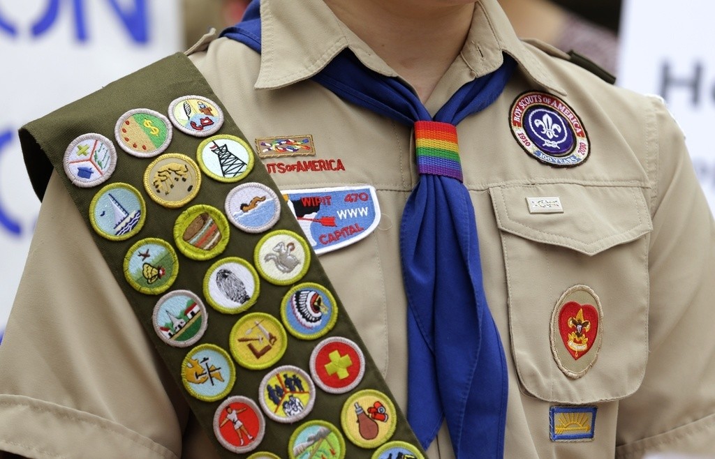 Insignias de mérito y un pañuelo con los colores del arcoíris en el uniforme de un niño explorador afuera de la sede de Amazon, en Seattle. (AP Foto/Ted S. Warren, Archivo)