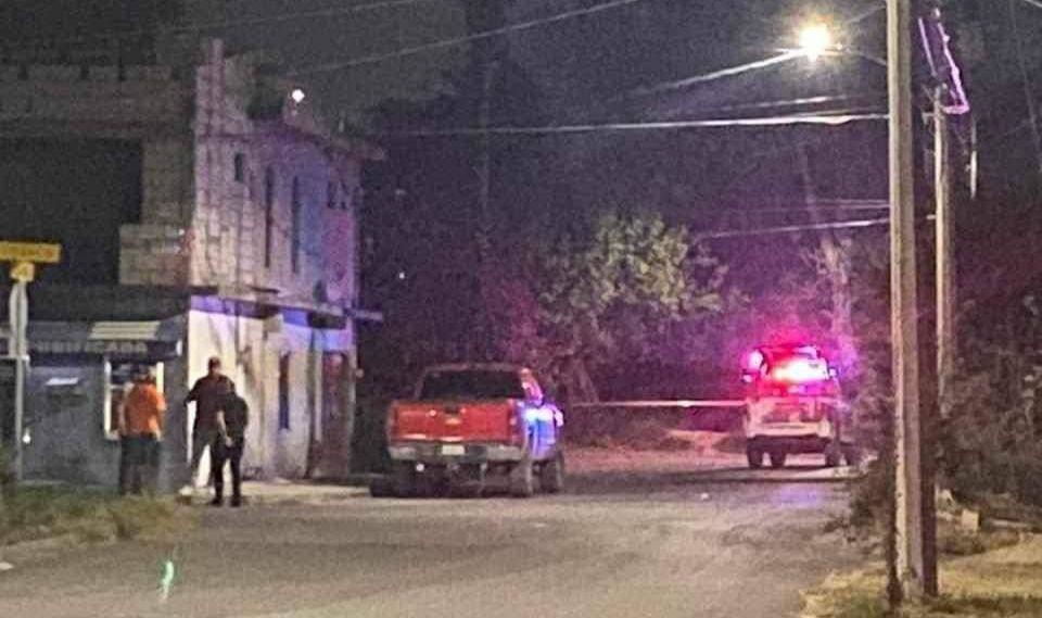 Autoridades cubriendo la zona donde ocurrió la balacera que dejó una menor herida en Linares. Foto: Al Día N.L.