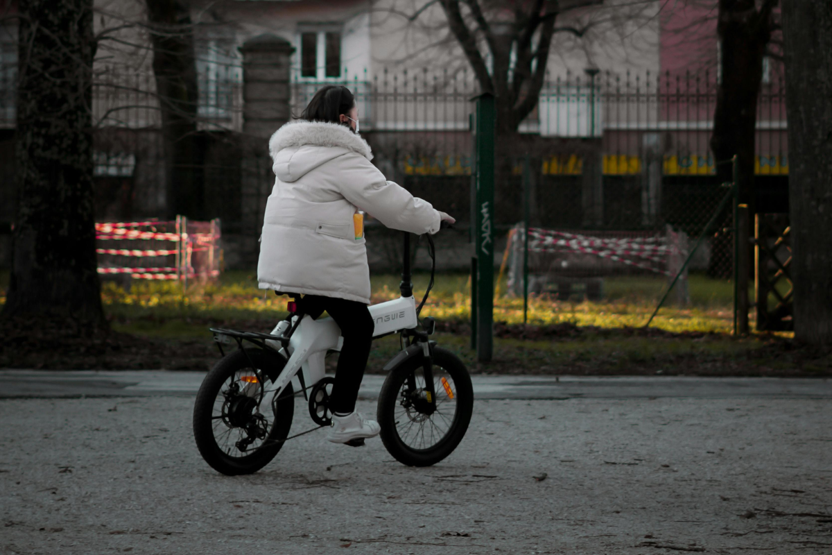 Señora en su bicileta eléctrica. Foto: Pexels