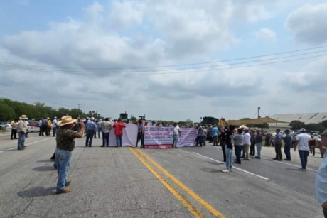 Bloquean productores de sorgo la carretera Victoria- Reynosa