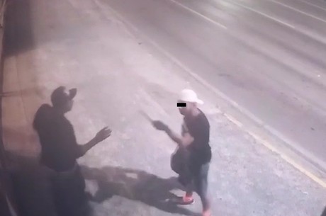 Golpea a joven para robarle su celular en Monterrey (VIDEO)