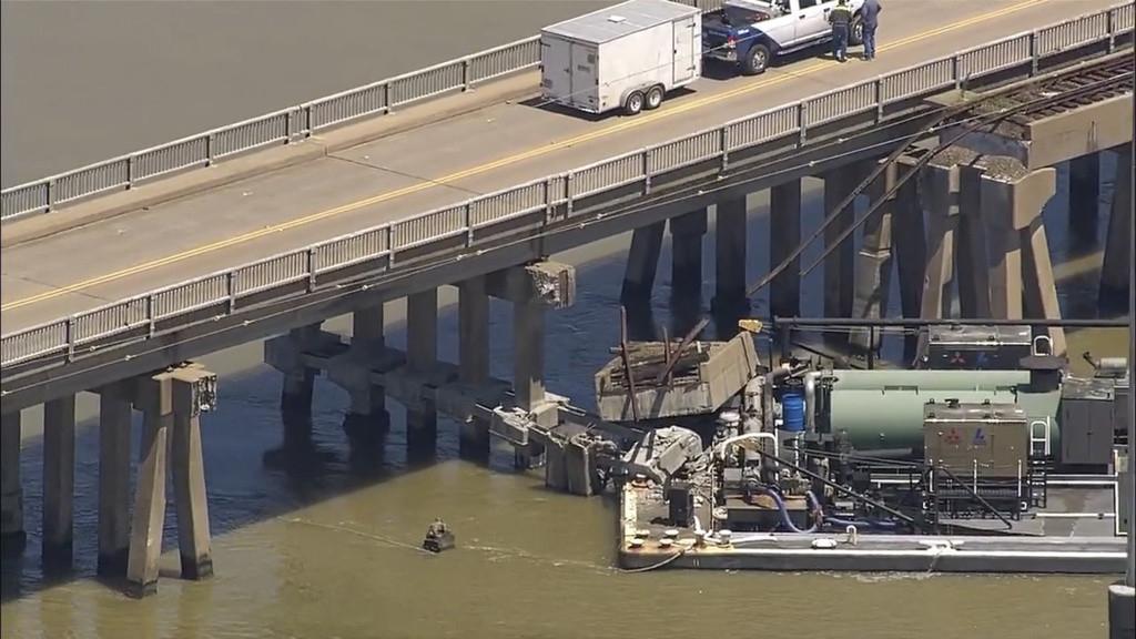 Petróleo se derrama en las aguas circundantes después de que una barcaza chocara contra un puente en Galveston, Texas, el miércoles 15 de mayo de 2024. (KTRK via AP)