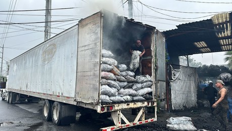 Tráiler con carbón se incendia y se consume media tonelada en Monterrey (VIDEO)