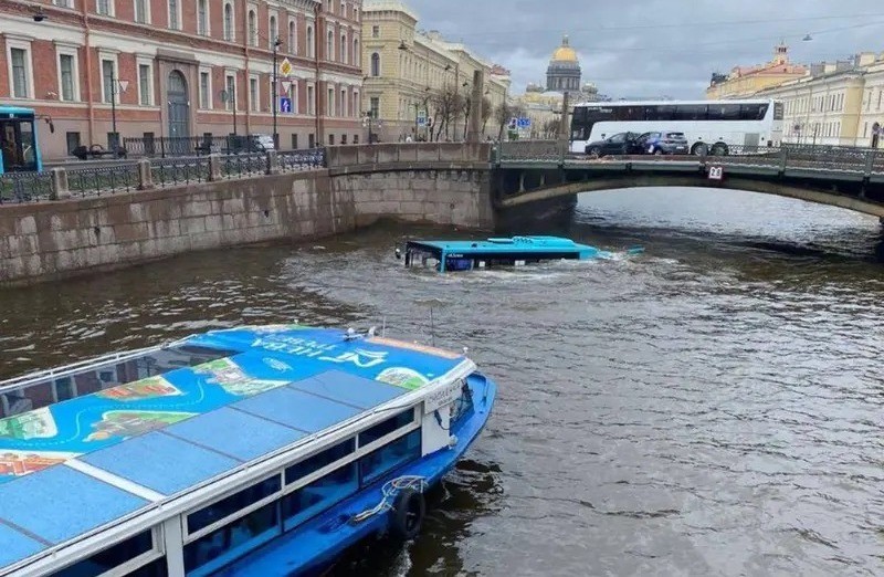 El autobús que cayó en el río de San Petersburgo. Foto: X @chiIIum.