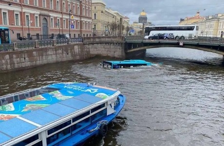 Autobús con pasajeros pierde el control y cae a un río; hay cuatro muertos