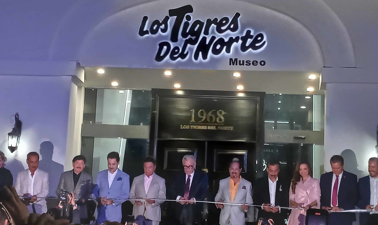 Los Tigres del Norte estuvieron acompañados durante la inauguración de su museo por autoridades gubernamentales de Sinaloa. Foto. Cortesía Sebastián Martínez/Luz Noticias