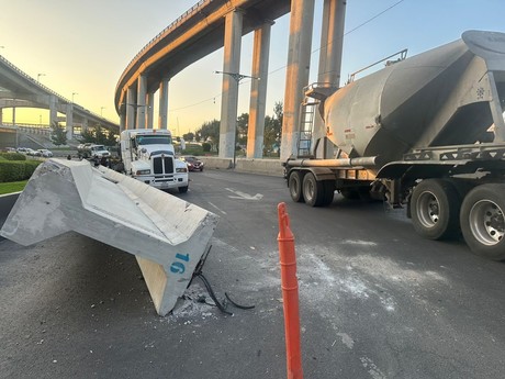 Vuelca trailer que transporta trabe de concreto en Iztapalapa