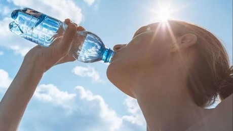 Cómo mantenerse hidratado en días calurosos