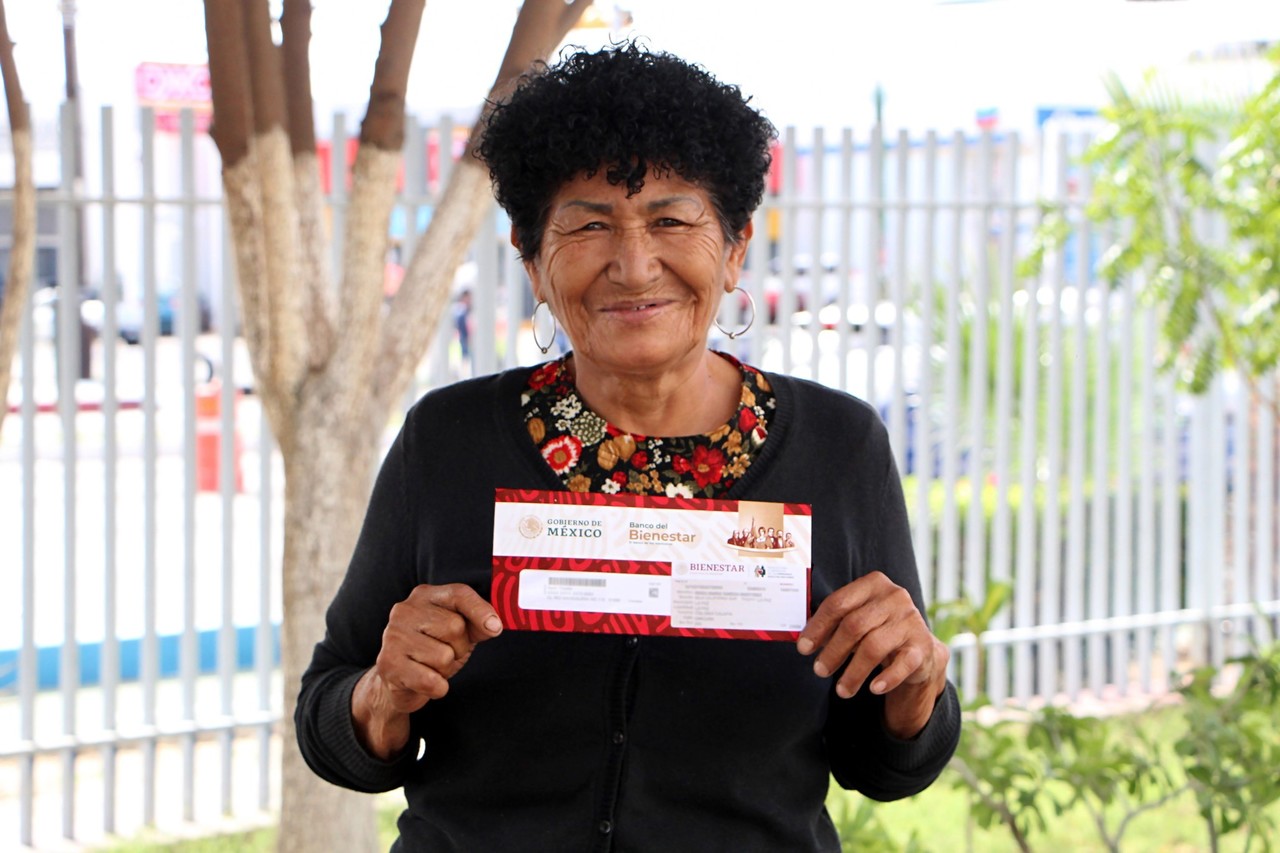 Adulto mayor recibiendo su tarjeta bienestar para pago de pensión 'adultos mayores'. I Foto: Gobierno de BCS.