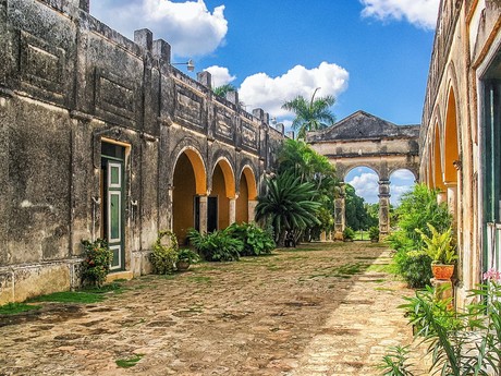 Descubre Yucatán: Entre haciendas históricas y cenotes refrescantes