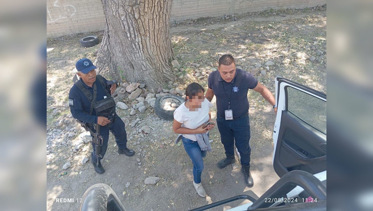 Policías municipales al momento de encontrar a la menor. Foto: Facebook SSP Durango.