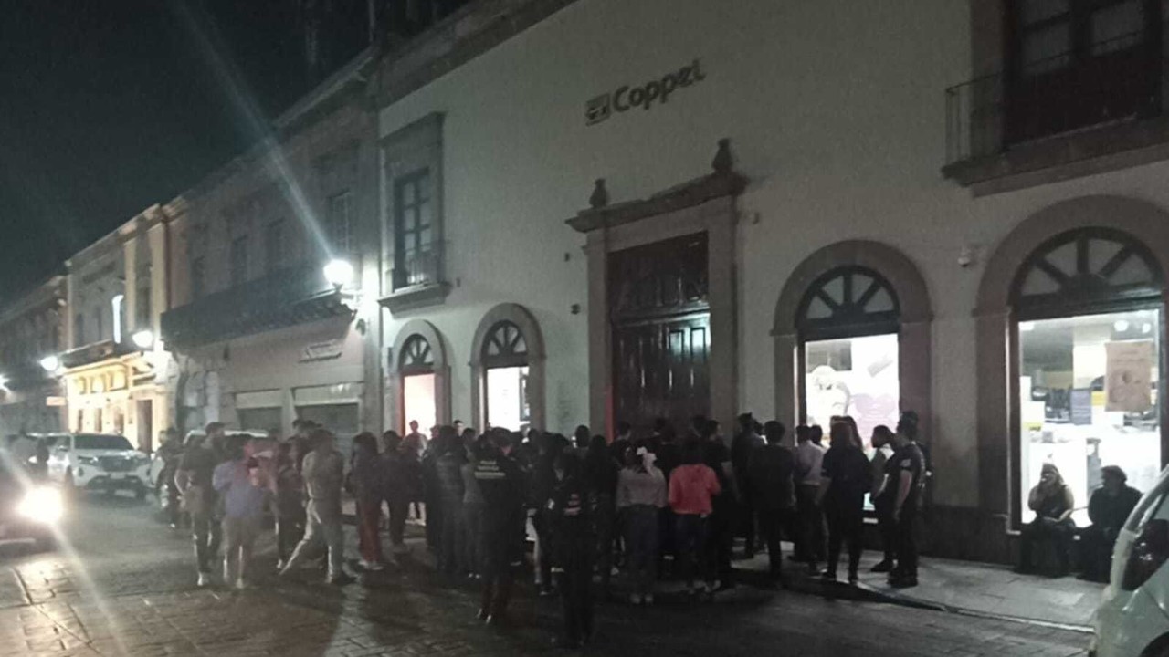 Ciudadanos acudieron a las afueras de la tienda donde ocurrió el feminicidio para rezar y colocar veladoras. Foto: Especial/ POSTA Mx.