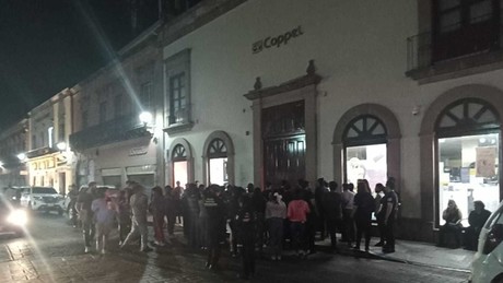 Ciudadanos colocan veladoras y rezan en Coppel tras feminicidio de Eva Liliana