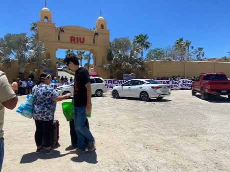 Bloqueo de taxistas provoca pérdidas a 300 turistas de Hotel Riu en Los Cabos