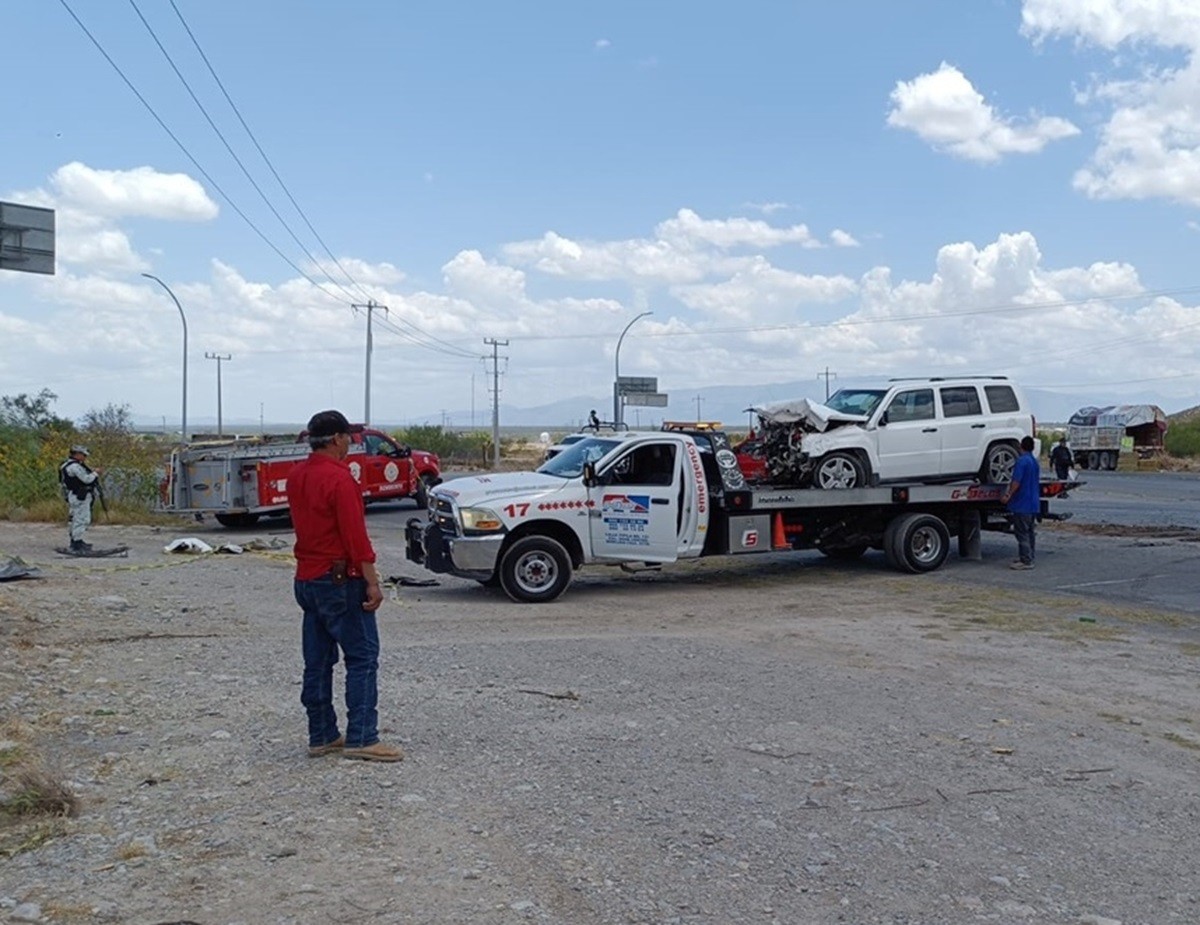 La camioneta Patriot 2009 involucrada en el accidente es retirada de la carretera Sabinas - Monclova en Coahuila. Foto: Especial