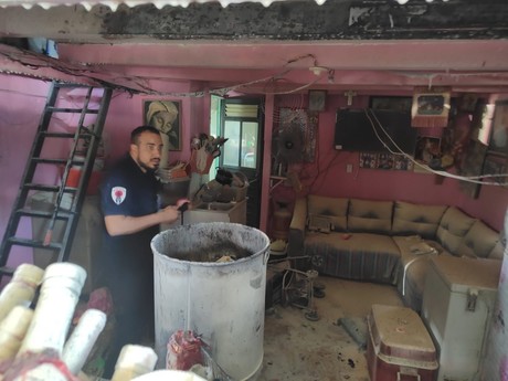 Corto circuito provoca incendio en una vivienda en Cuauhtémoc