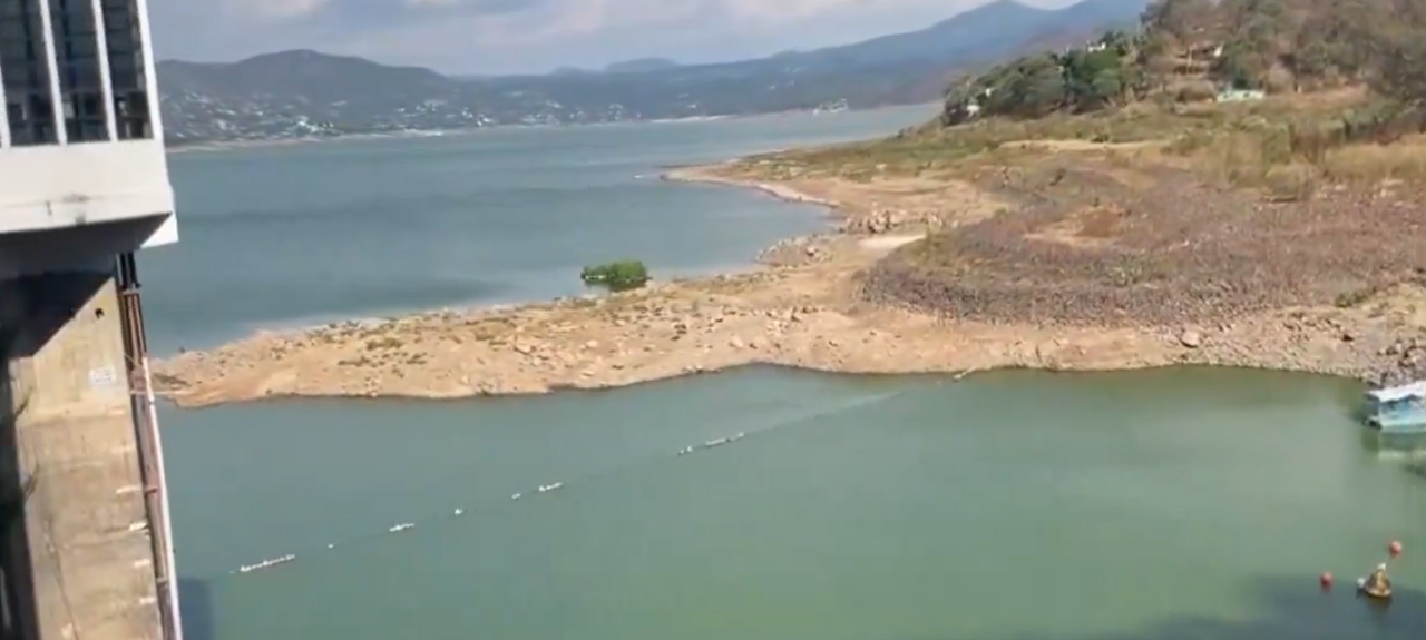 Los bajos niveles de las presas que conforman el Sistema Cutzamala fue la causa de que se reduzca el suministro de agua en 17 municipios de Edomex. Foto: Captura de pantalla