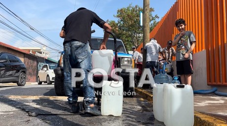 >¡De un lado a otro!, con cubetas buscan agua en Santa Catarina