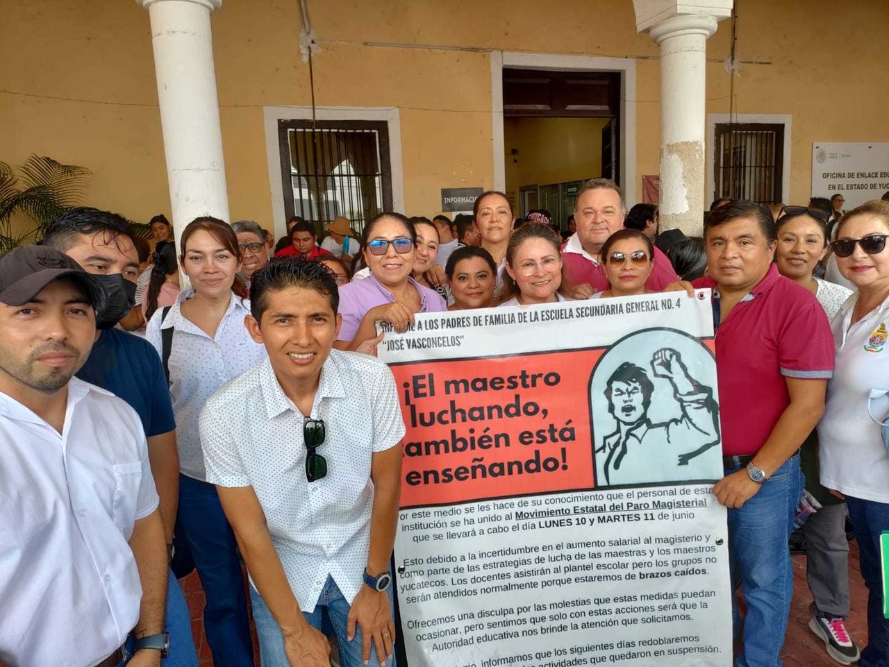 Un grupo integrado por alrededor de 4 mil maestros de diversos niveles educativos se manifestaron esta mañana en las oficinas de la SEP Yucatan.- Foto de la CNTE Yucatán