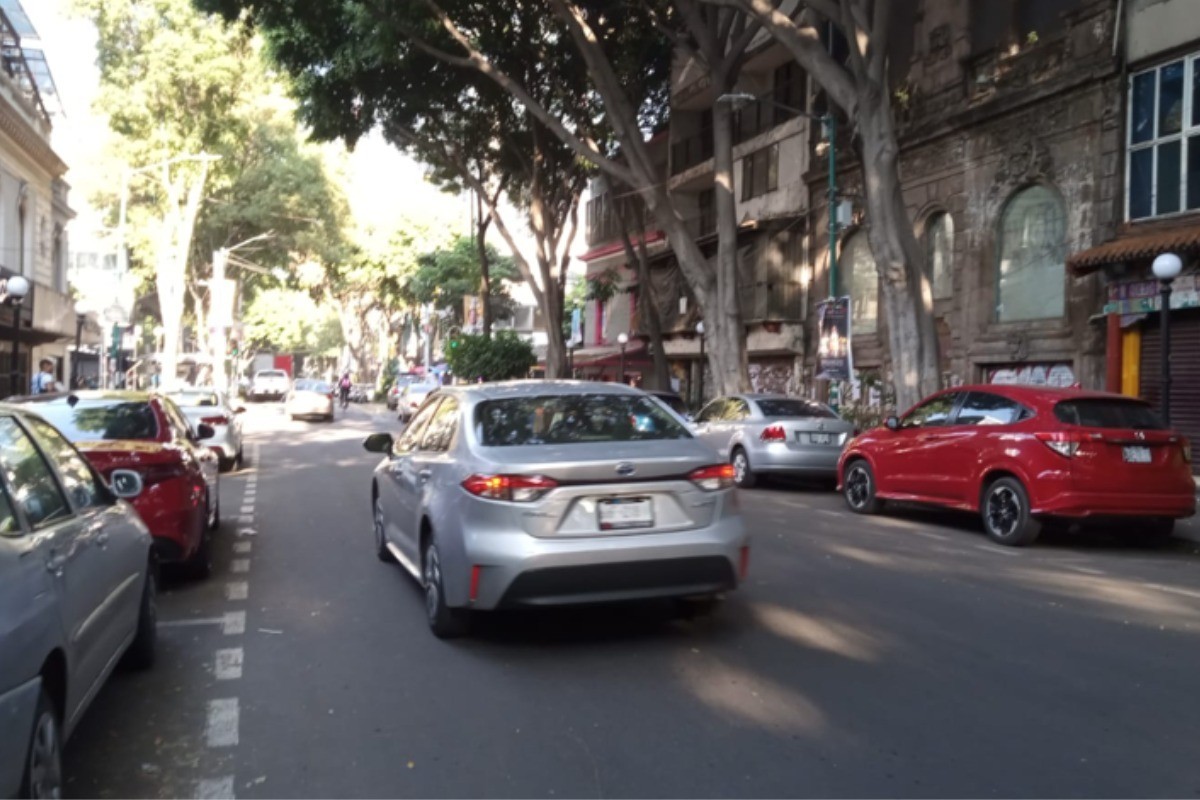 Autos en las calles de la CDMX. Foto: @OVIALCDMX
