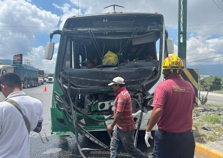 Choque entre camiones deja varios lesionados en Escobedo
