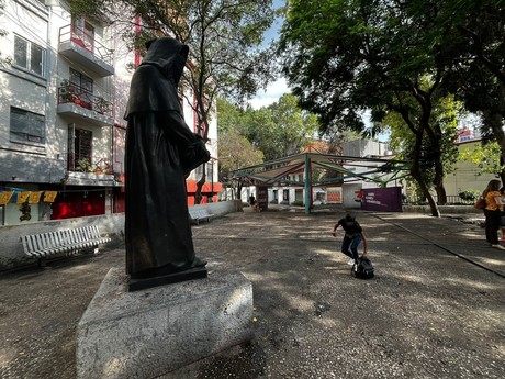 Así luce hoy la plaza Giordano Bruno luego del retiro de migrantes