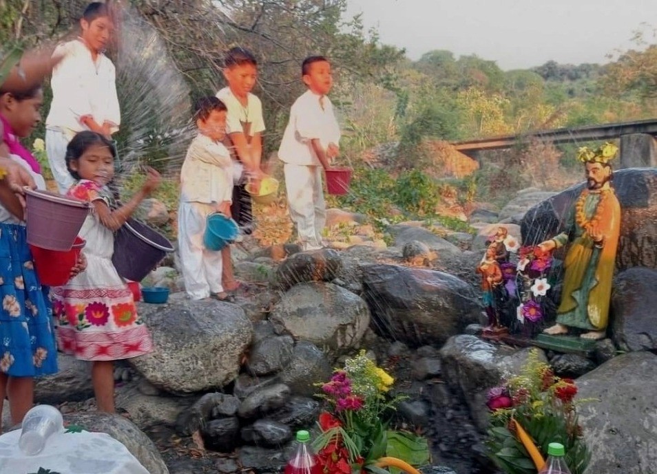 Los pobladores de Huejuetla, Hidalgo realizando un ritual para hacer que llueva en la zona donde hay sequía. Foto: La Jornada