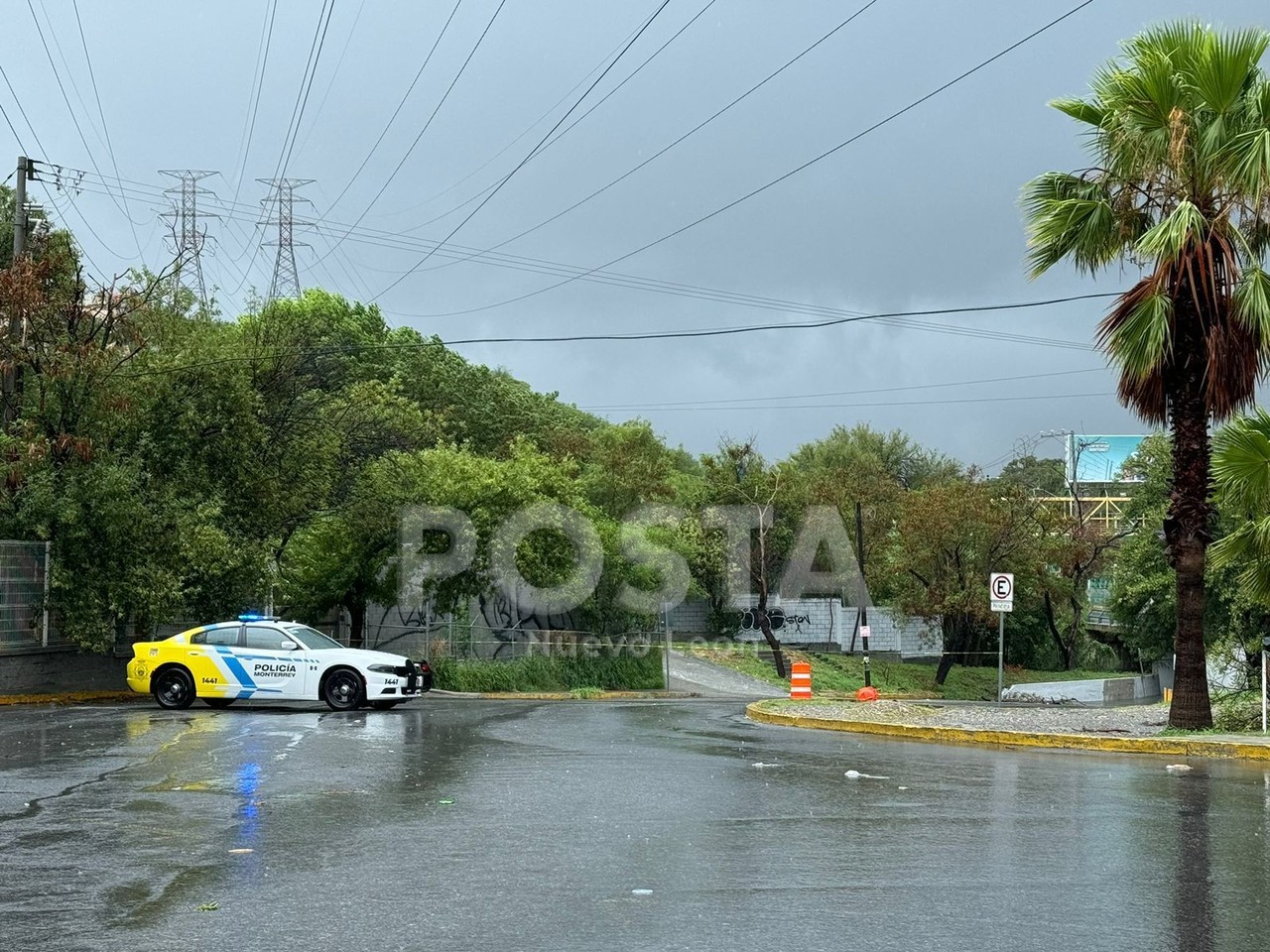 Autoridades de la policía de Monterrey manteniendo cerrada una de las vialidades ante el peligro que representa para los automovilistas. Foto: Brenda Reza.