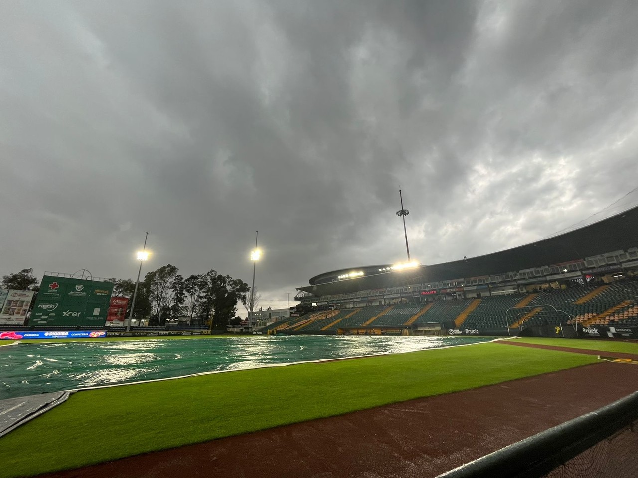 Los Leones no han podido jugar siete juegos por temas de lluvia. Foto: Leones de Yucatán