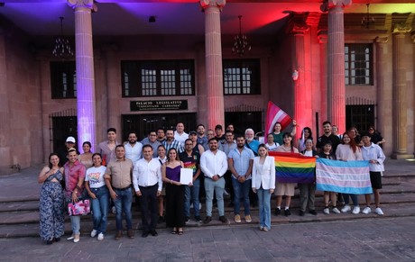 Iluminan Congreso de Coahuila en conmemoración a la comunidad LGBTQ