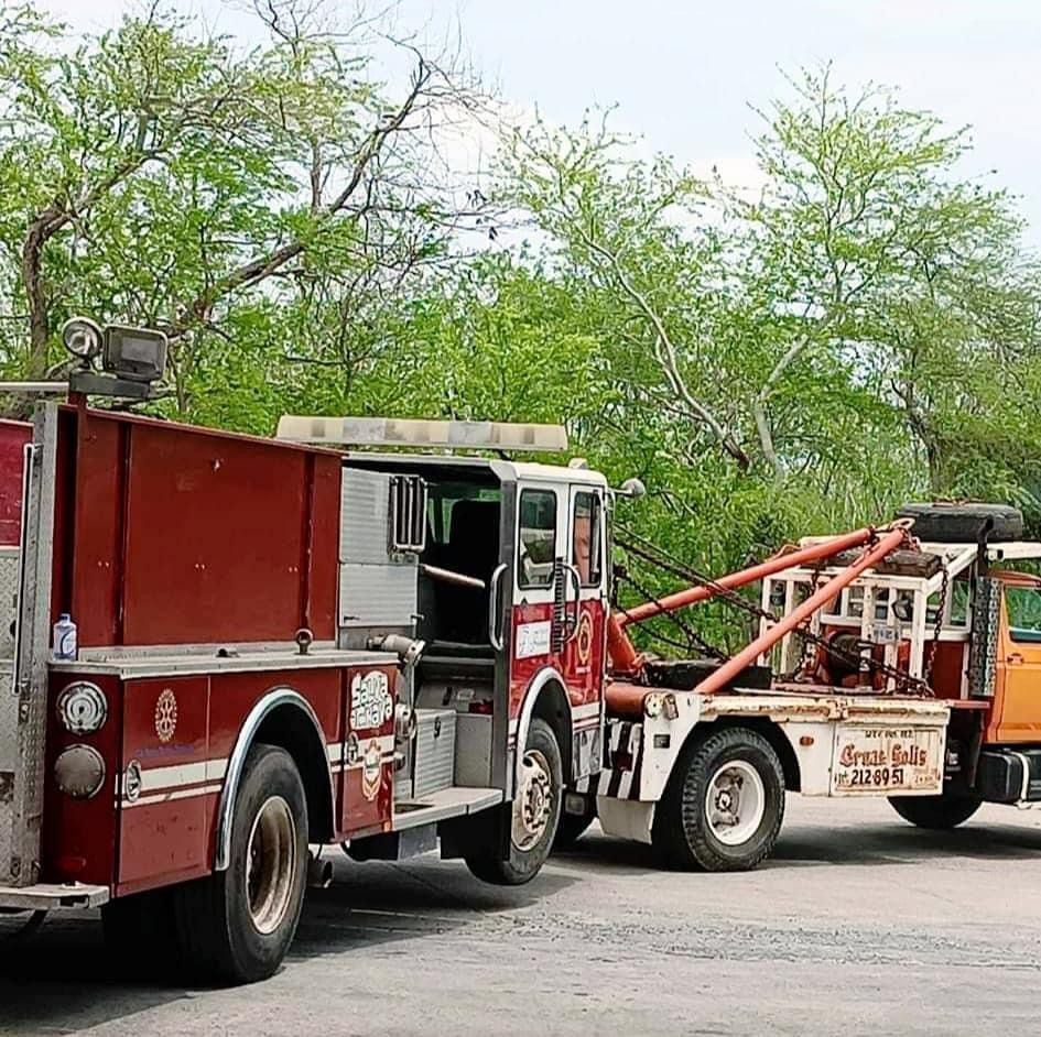 Unidades de bomberos son remolcadas. Foto: redes sociales