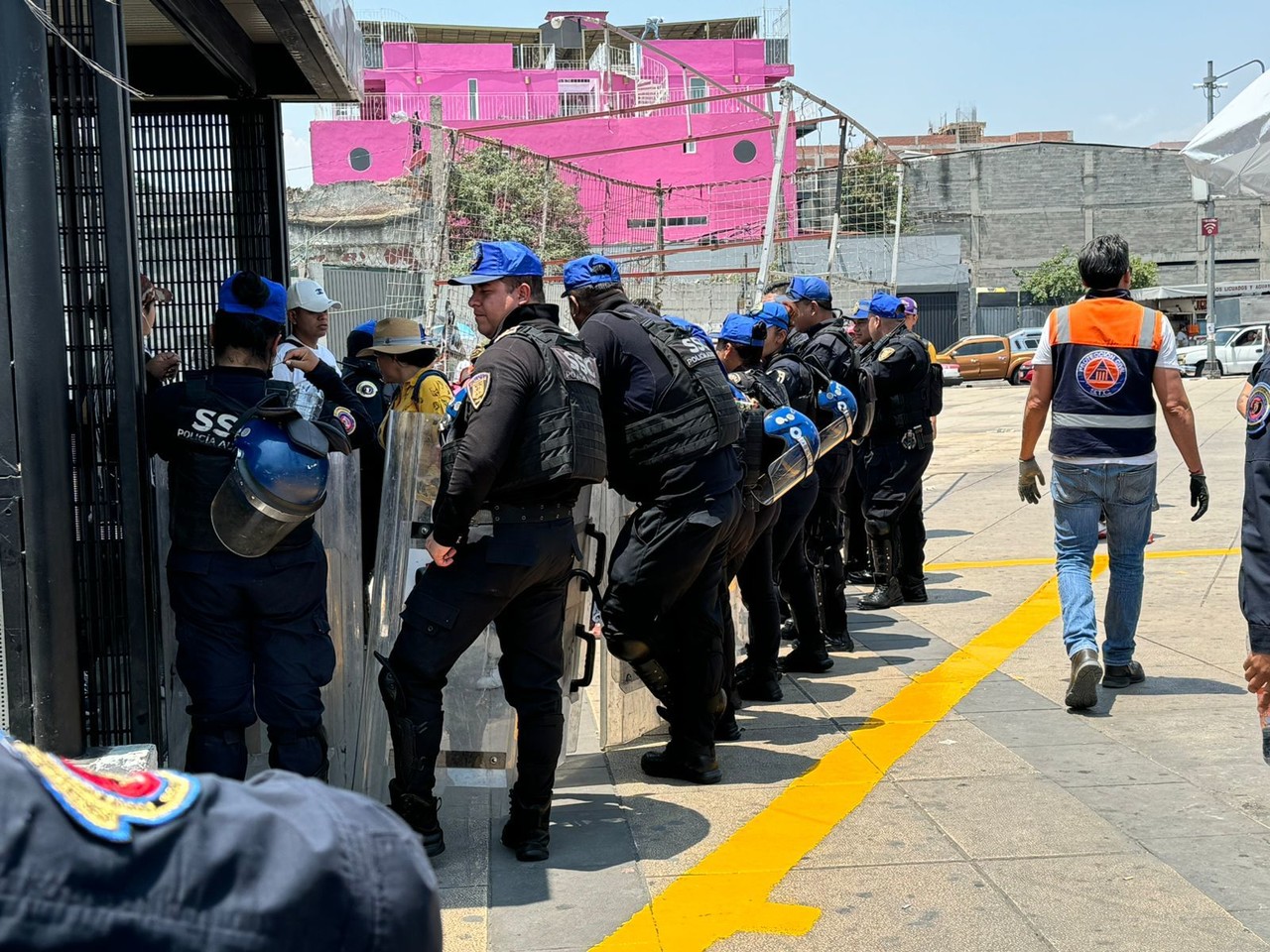 Elementos de la policía capitalina acudieron al operativo que se realizar para garantizar a los usuarios un libre acceso a la red. Foto: Ramón Ramírez
